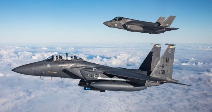 Can an old F-15 Strike Eagle fighter jet beat a new F-35 Lightning II Stealth Fighter jet in a Dogfight?