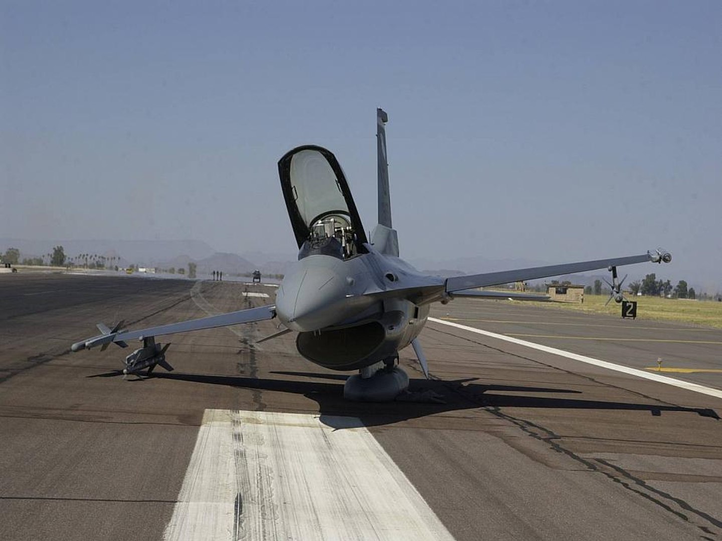See how F-16 Fighting Falcon made a belly landing on its ALQ pod and tanks