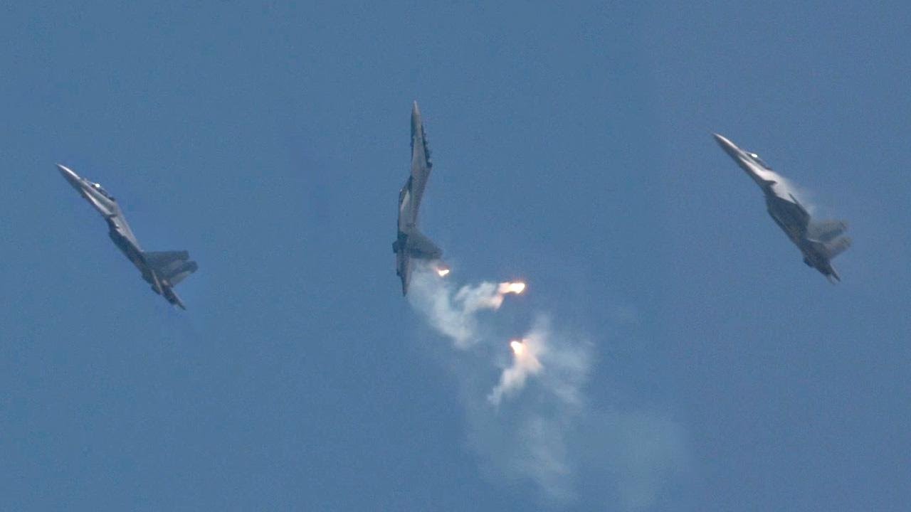 Sukhoi Su-27 Flanker extreme maneuvers & Super maneuverability Videos