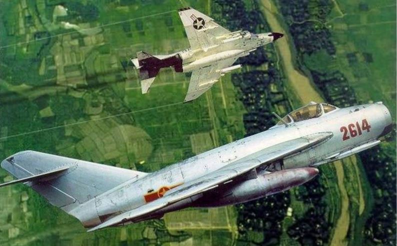 F-4J Phantom vs MiG-17: The most epic Dogfight in the history of naval aviation 