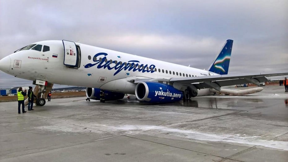 Russian passenger jet skids on ice suffered a collapse of the main landing gear