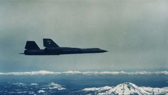 SR-71A-617953-flying-over-japan-674x380.jpg
