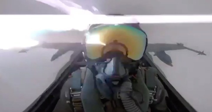 Shocking Footage of Kuwaiti F/A-18 Hornet fighter jet get hit by lightning while flying through clouds