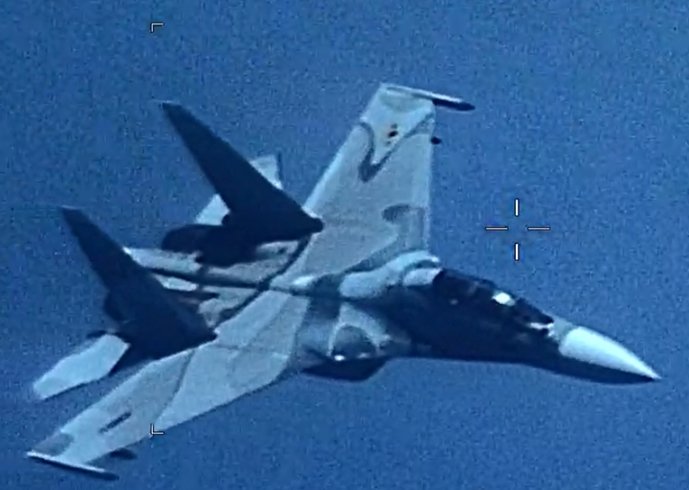 Venezuelan Su-30MKII Flanker fighter jet Aggressively Shadowed a U.S. Navy EP-3E aircraft