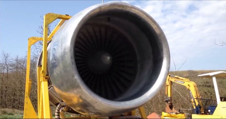 Crazy Guys Run A Gigantic Boeing 747 Rolls Royce RB211 Engine In Their Backyard