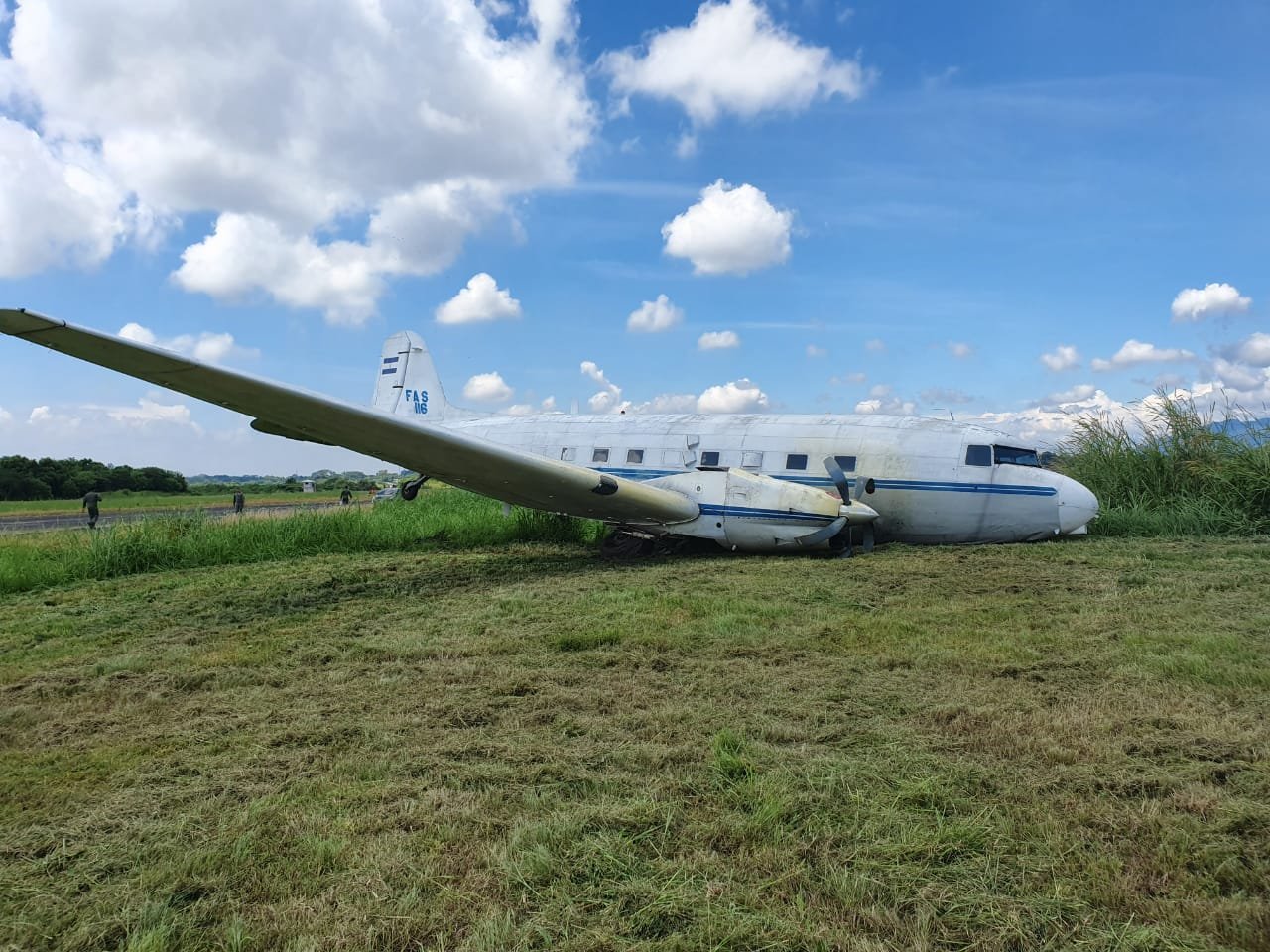 salvadoran-air-force-plane-carrying-parachutists-suffered-runway-excursion-on-takeoffsalvadoran-air-force-plane-carrying-parachutists-suffered-runway-excursion-on-takeoff