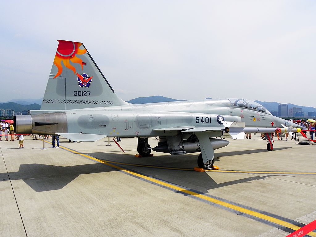 Taiwanese Northrop F-5E Fighter Jet Crashes Into The Sea killing Pilot