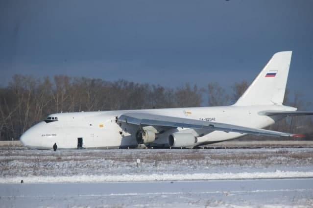 Video Shows Russian An-124 Transport Aircraft Overruns Runway During Emergency Landing