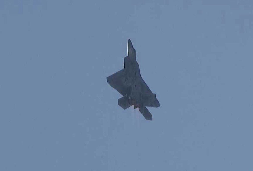 F-22 Raptor In All Its Glory Doing Something Amazing At Thunder Over Louisville